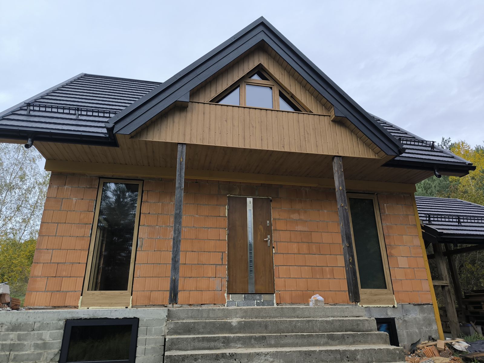 Montaż stolarki w nowym domu jednorodzinnym — realizacja Progress